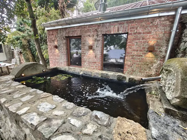 Muret en pierre et bassin avec fontaine · Région de Namur