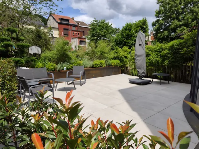 Terrasse en céramique et plantations