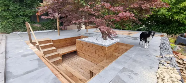 Salon en bois encastré dans une terrasse, réalisé par Sebonard