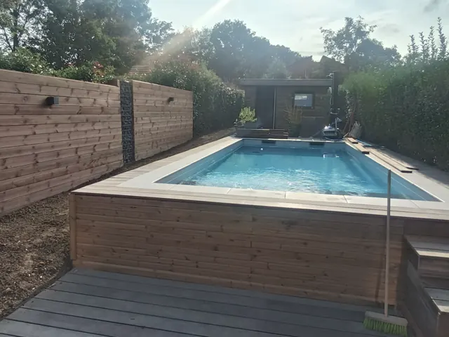 Piscine surélevée habillée de bois