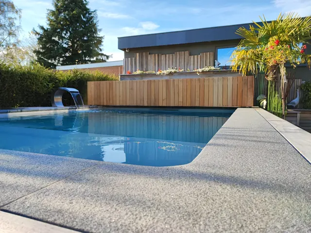 Piscine avec lame d’eau réalisée par Sebonard