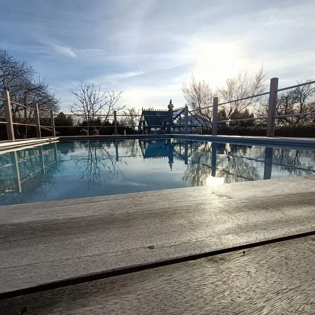 Piscine au coucher du soleil