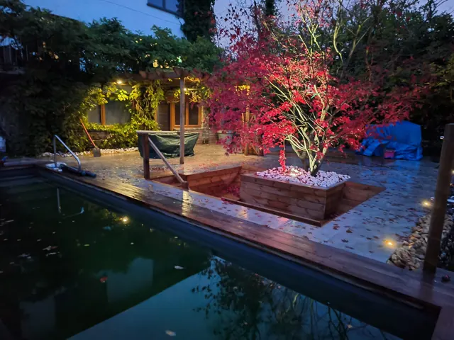 La piscine terminée, éclairée de nuit