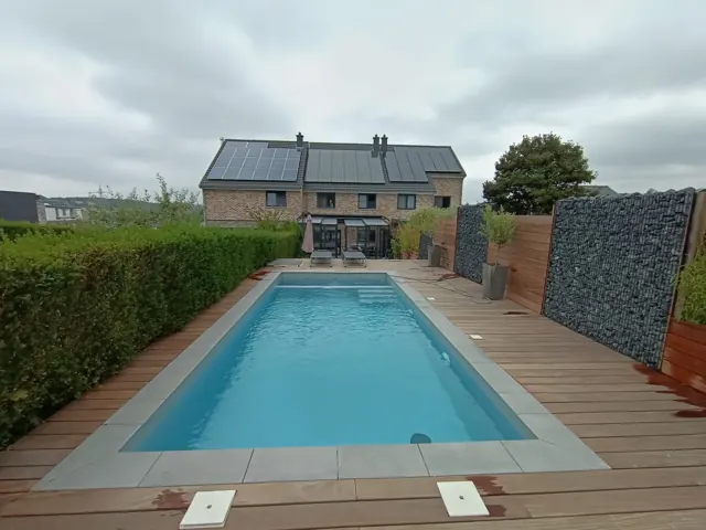 Piscine, terrasse en bois et mur en gabions
