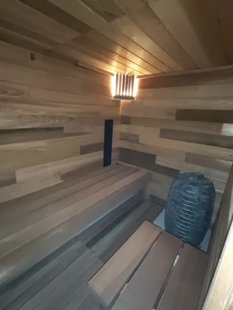 Sauna en cèdre rouge aménagé dans une cave · Bruxelles