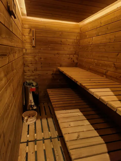 Sauna sous combles avec éclairage LED · Visé