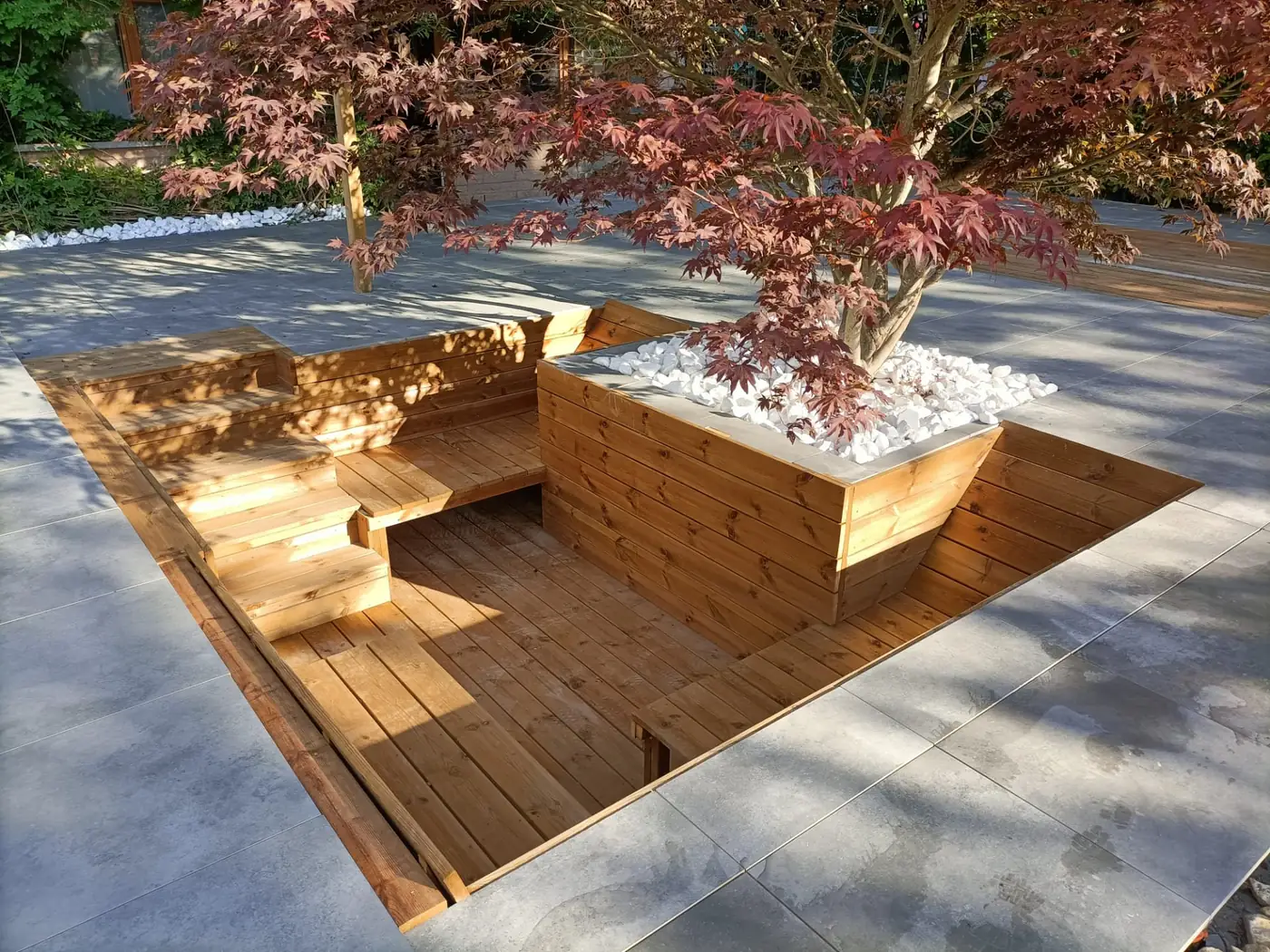 Salon de jardin encaissé en bois, dalles grand format et érable du Japon, chantier Sebonard au Sart-Tilman