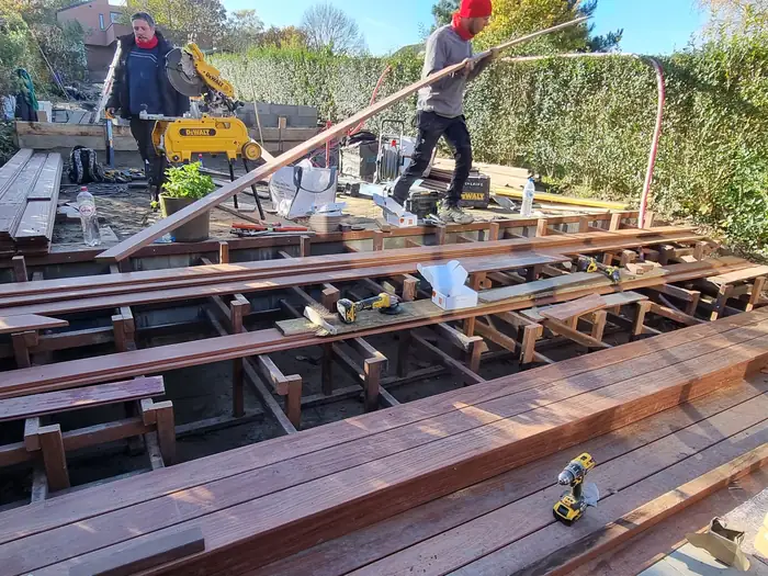 Pose de la terrasse en bois exotique sur structure, chantier Sebonard à Jupille