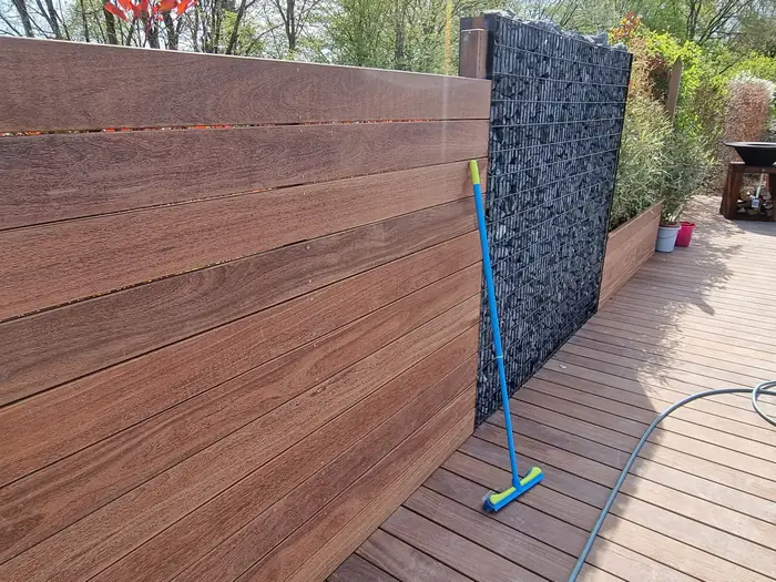 Bardage bois et colonne de gabion en brise-vue au bord de la terrasse