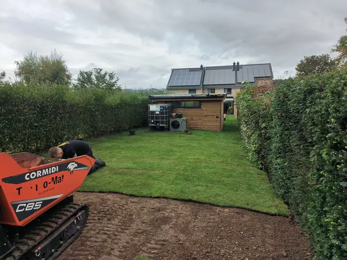 Pose de la pelouse en plaques et abri de jardin en bois, Jupille