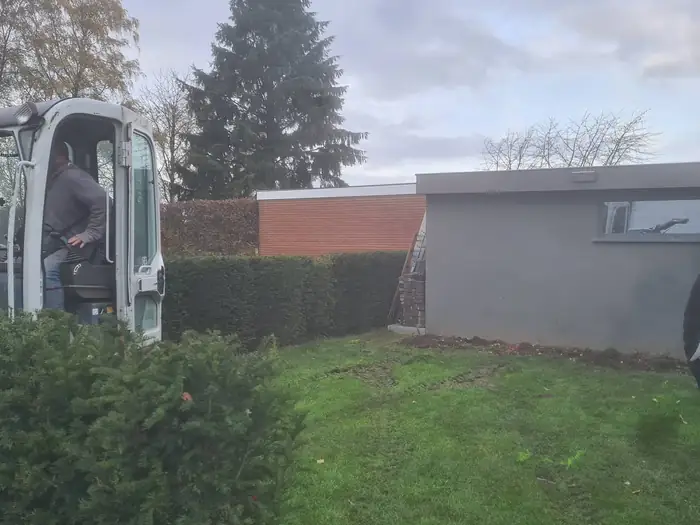 Jardin de Retinne avant travaux, pelouse et mini-pelle en place