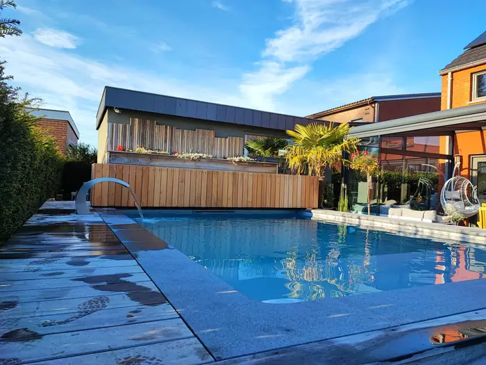 Vue d'ensemble du jardin terminé à Retinne : piscine, bardage bois, terrasse