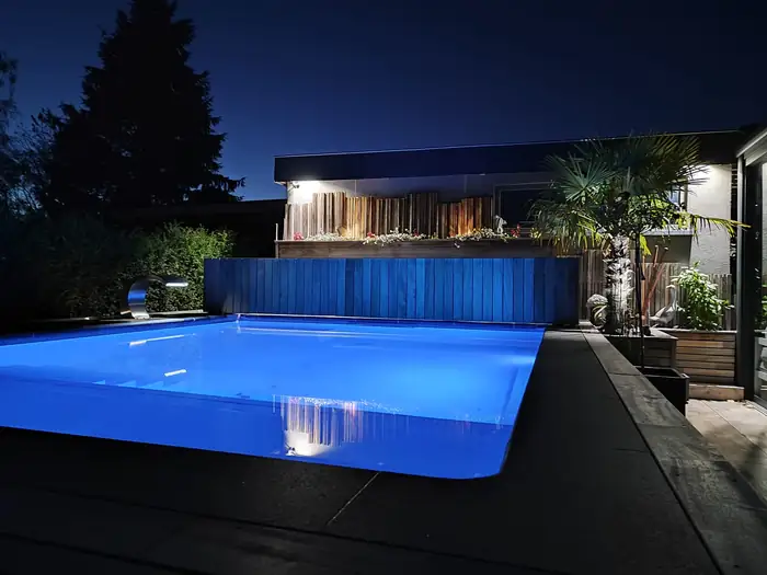 Le même jardin de nuit, piscine et bardage éclairés