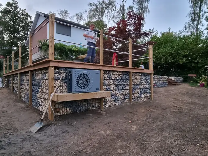 Terrasse en bois construite au-dessus du mur de gabions, garde-corps à câbles inox
