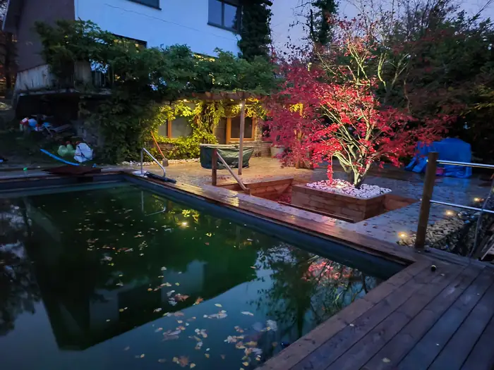 Le jardin du Sart-Tilman de nuit, éclairage encastré et bassin