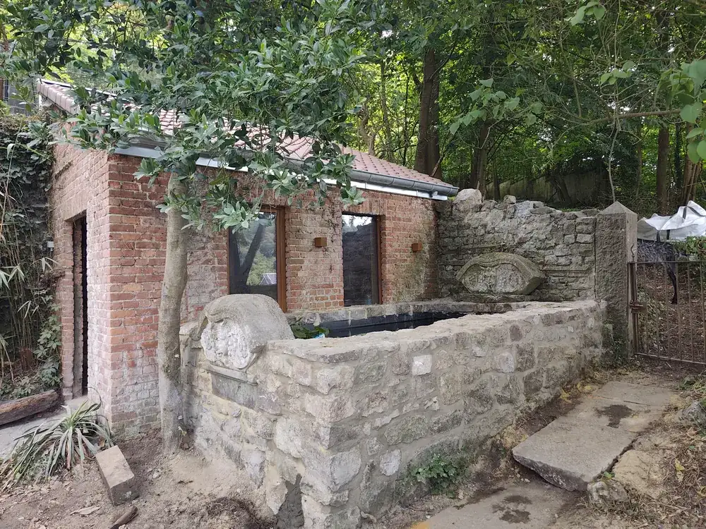 Chantier en cours à Andenne : maçonnerie du bassin et abri technique avant pose du sauna
