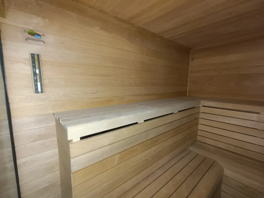 Sauna intérieur sur mesure en aulne réalisé par Sebonard à Hannut