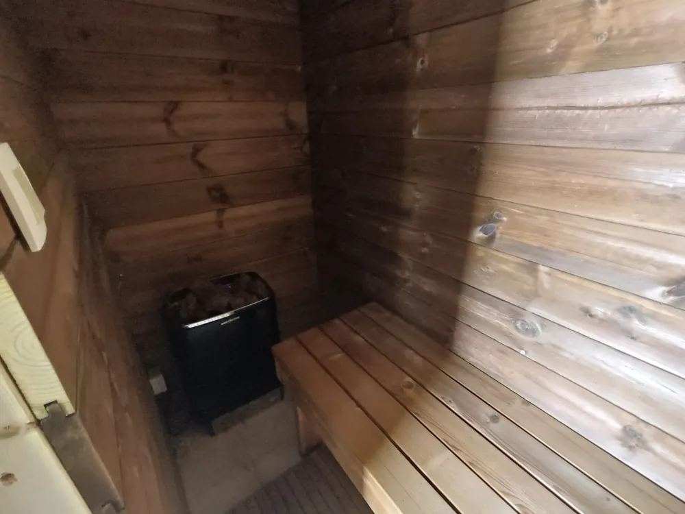 Mini sauna sur mesure avec douche attenante, sous rampant