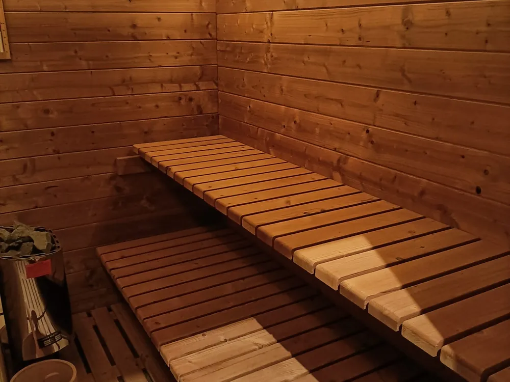 Sauna intérieur sur mesure à Visé, bois lasuré et éclairage indirect