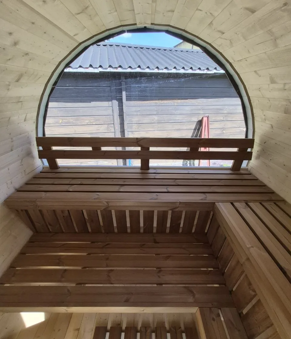 Intérieur d'un sauna avec baie panoramique