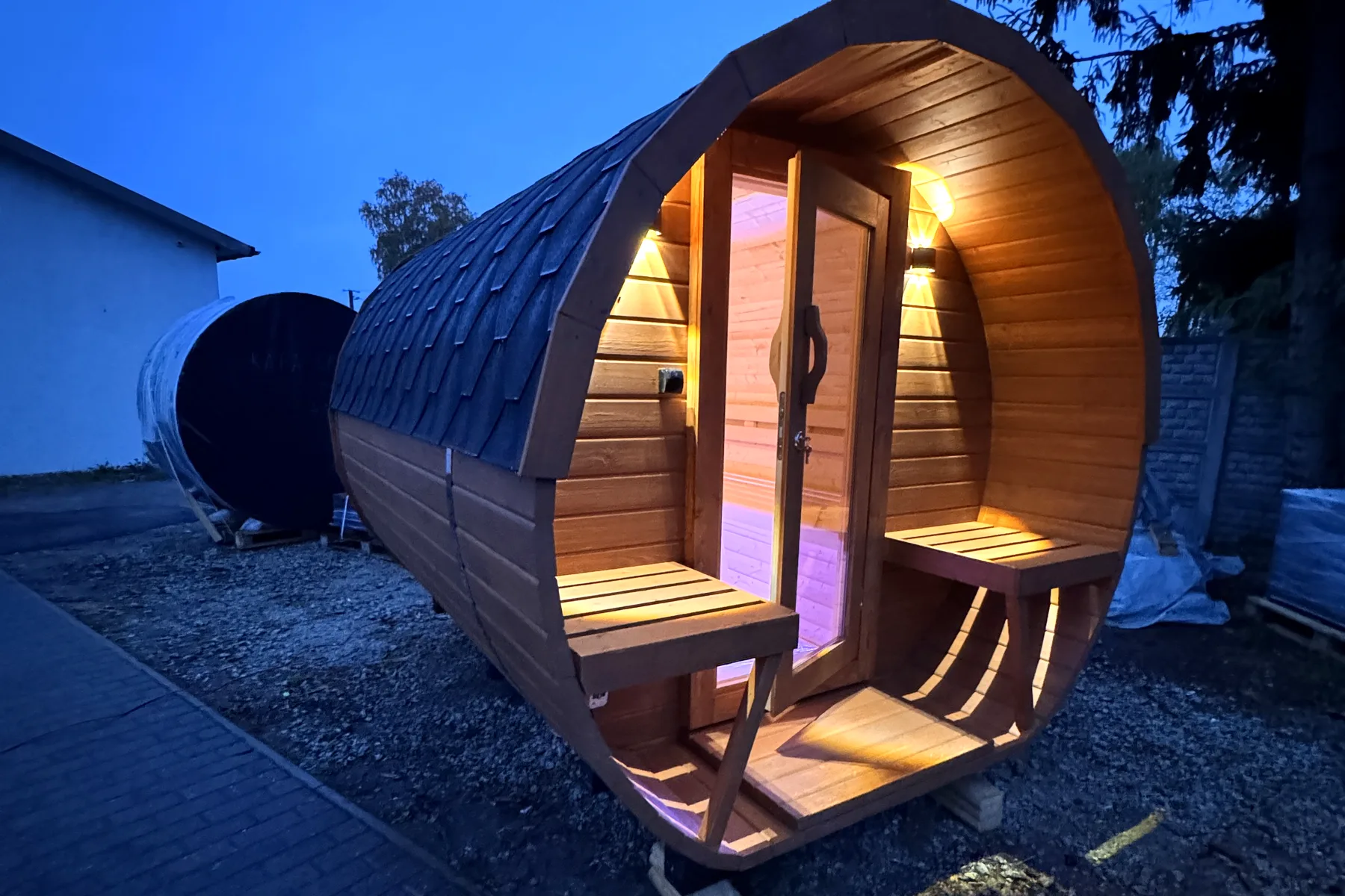 Sauna tonneau Sebonard éclairé à la tombée du jour