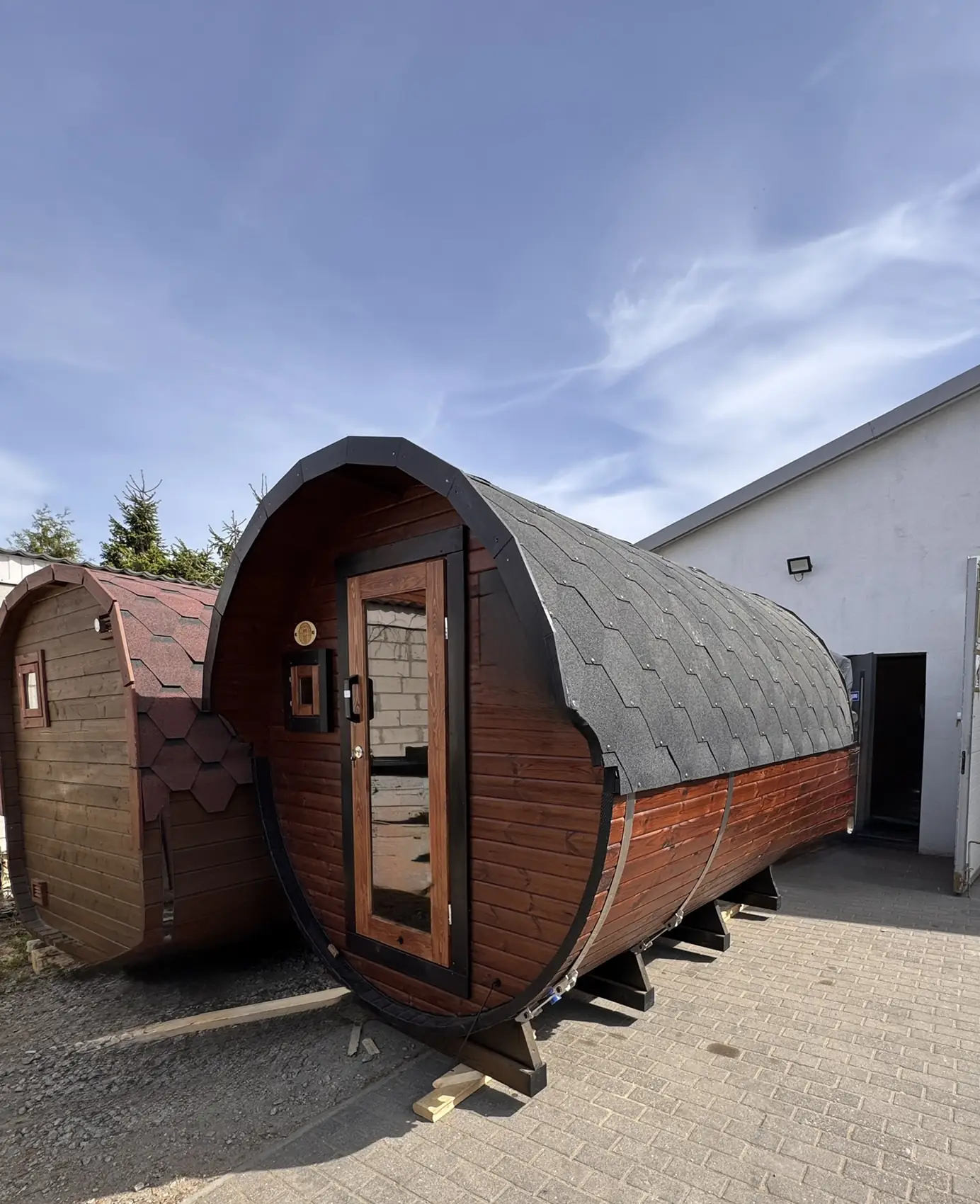 Sauna tonneau Sebonard éclairé à la tombée du jour