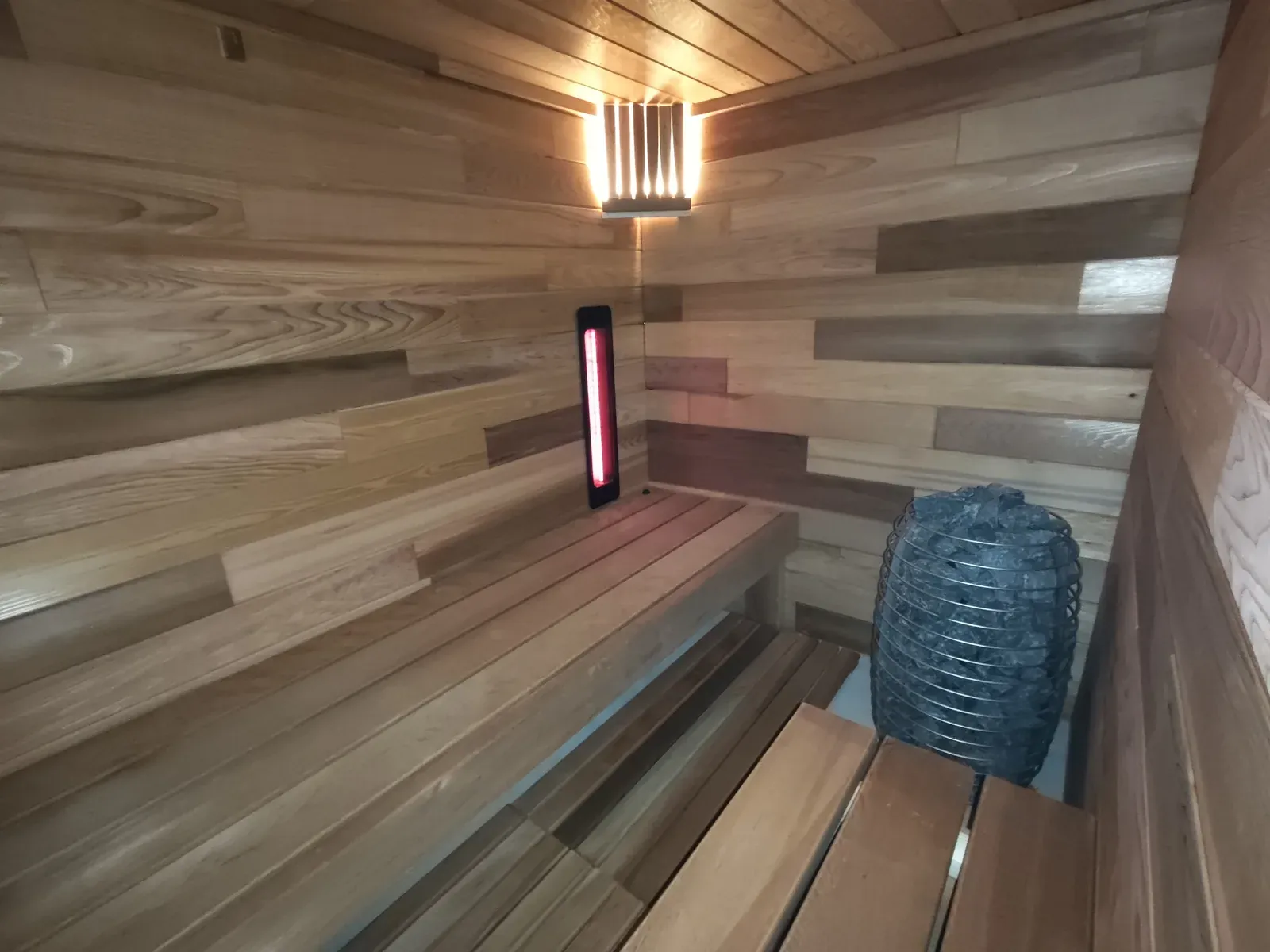 Sauna sur mesure dans une cave à Bruxelles, passé planche par planche