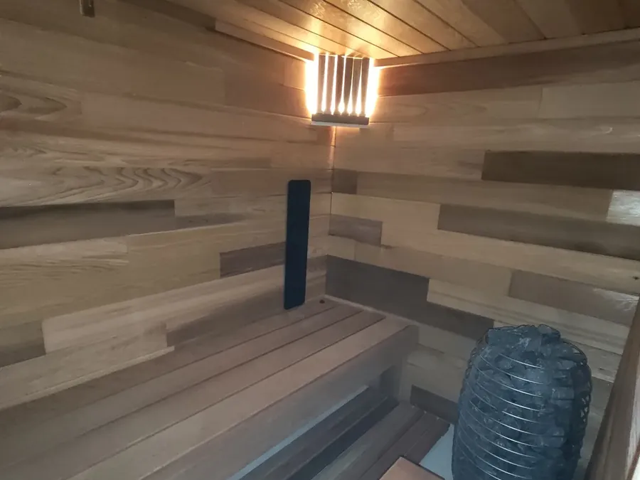Sauna sur mesure dans une cave à Bruxelles, passé planche par planche — photo 2