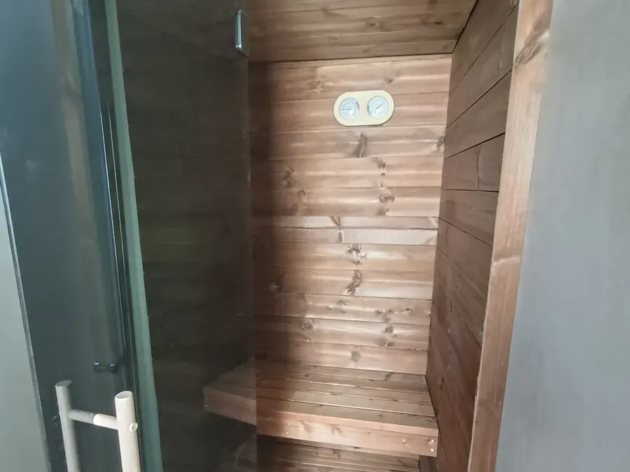 Mini sauna et douche sur mesure à Engis, dans moins de 3 m² — photo 2