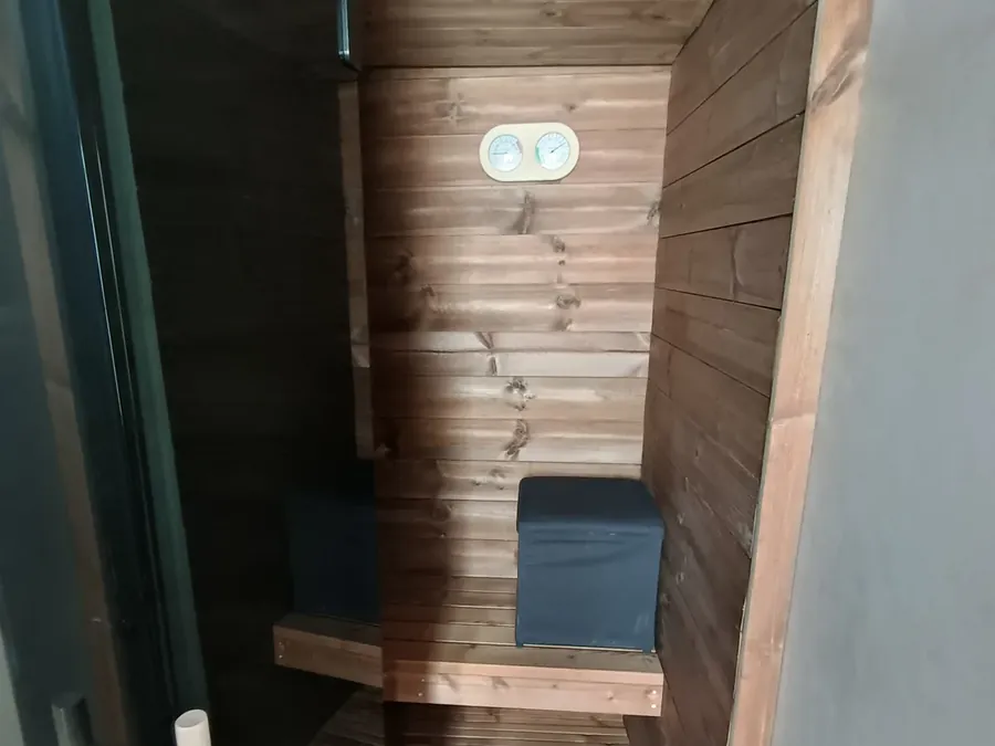 Mini sauna et douche sur mesure à Engis, dans moins de 3 m² — photo 3