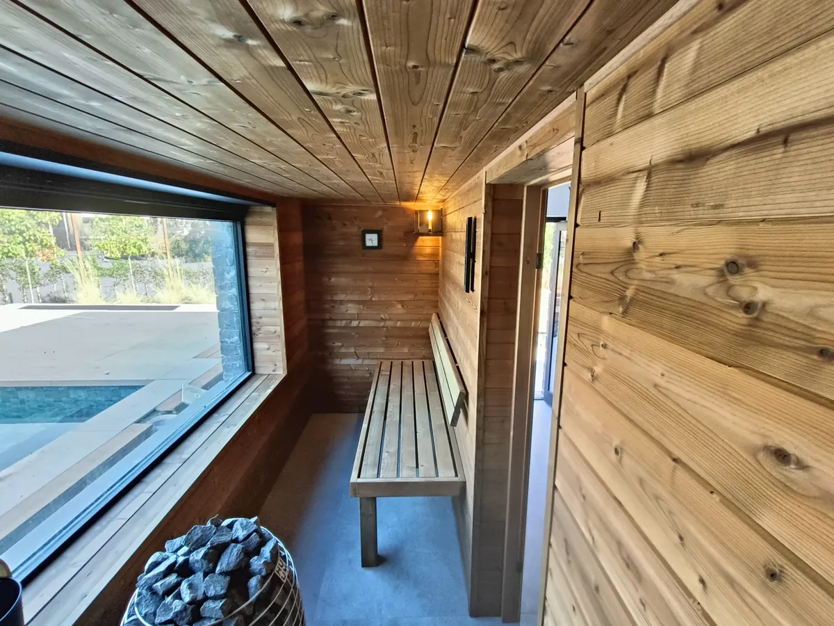 Sauna sur mesure à Liège : 4 places dans une annexe, baie vitrée sur la piscine — photo 2