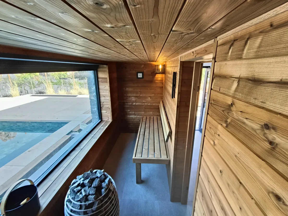 Sauna sur mesure à Liège : 4 places dans une annexe, baie vitrée sur la piscine — photo 3