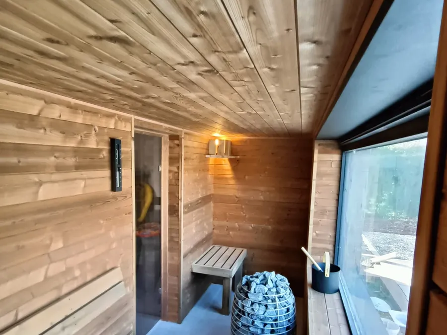 Sauna sur mesure à Liège : 4 places dans une annexe, baie vitrée sur la piscine — photo 5