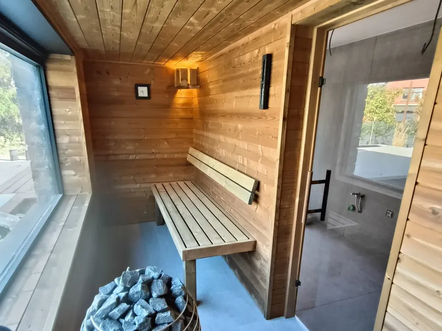 Sauna sur mesure à Liège : 4 places dans une annexe, baie vitrée sur la piscine — photo 6
