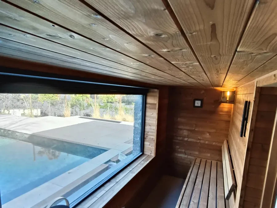 Sauna sur mesure à Liège : 4 places dans une annexe, baie vitrée sur la piscine — photo 7
