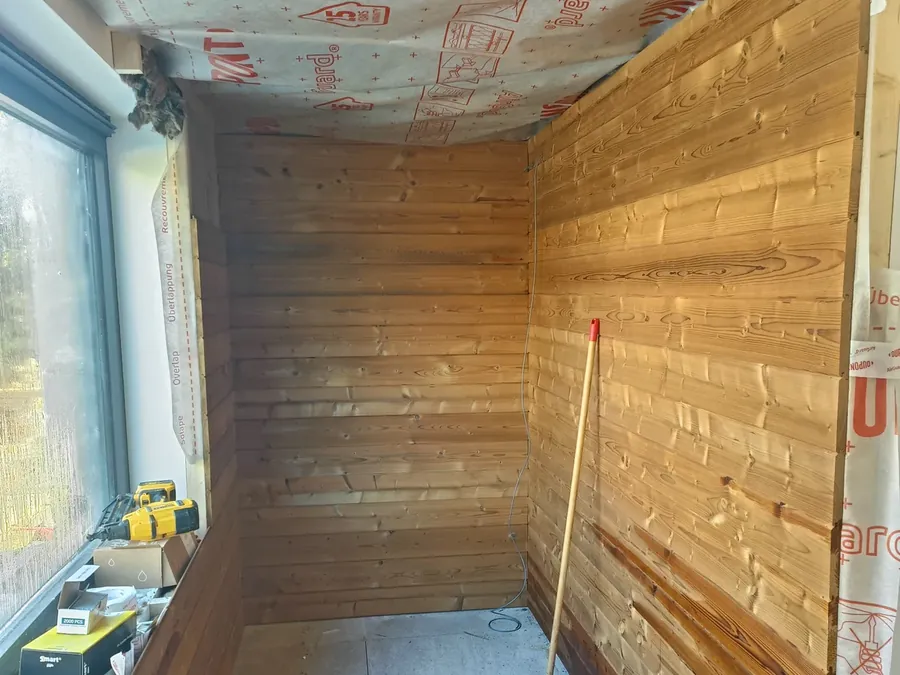 Sauna sur mesure à Liège : 4 places dans une annexe, baie vitrée sur la piscine — photo 8