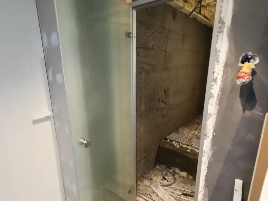 Sauna sur mesure à Liège : 4 places dans une annexe, baie vitrée sur la piscine — photo 9