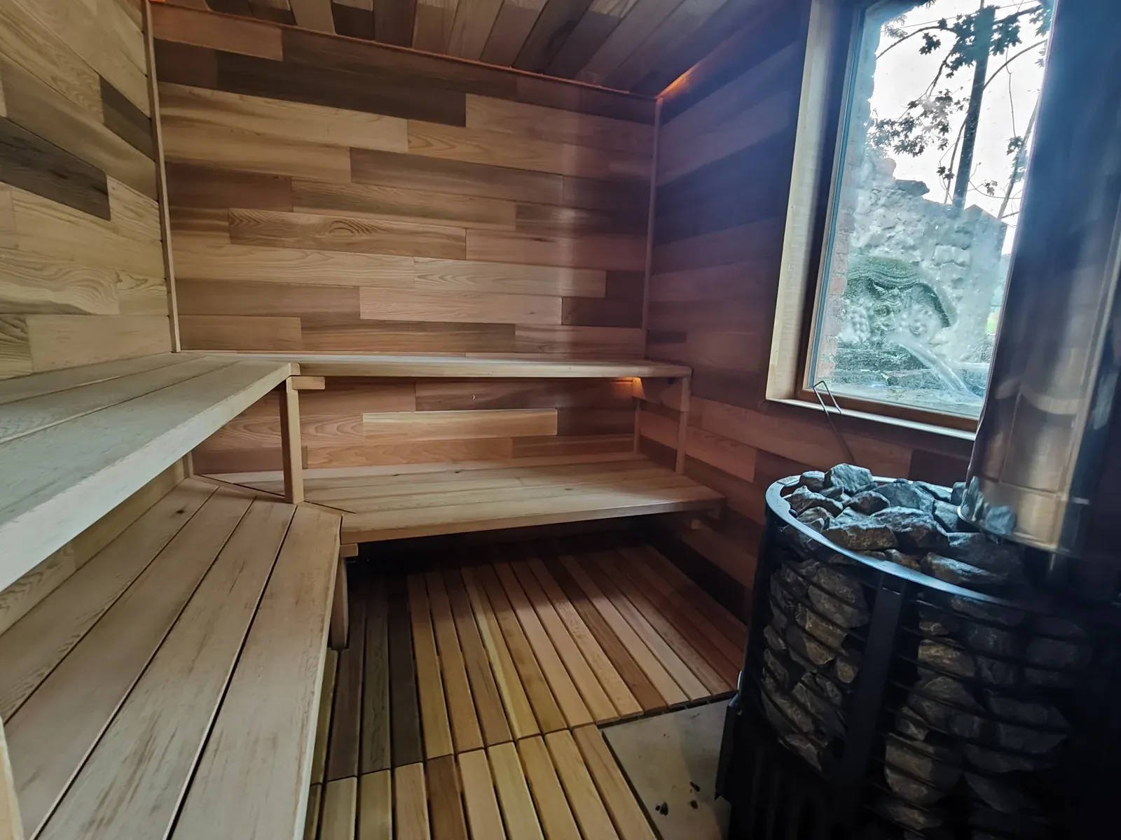 Espace sauna complet en région de Namur : cèdre rouge, poêle à bois, vestiaire et bassin