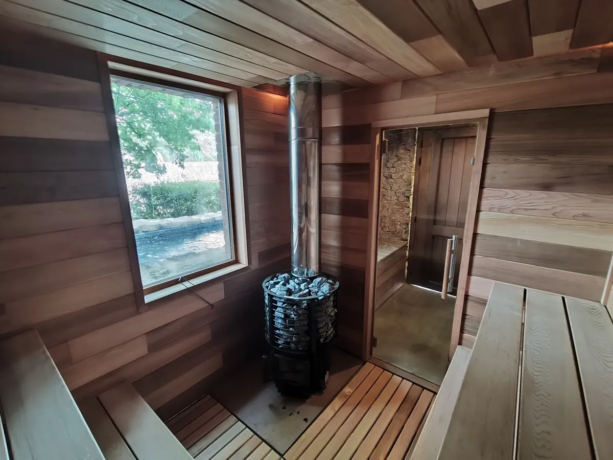Espace sauna complet en région de Namur : cèdre rouge, poêle à bois, vestiaire et bassin — photo 2