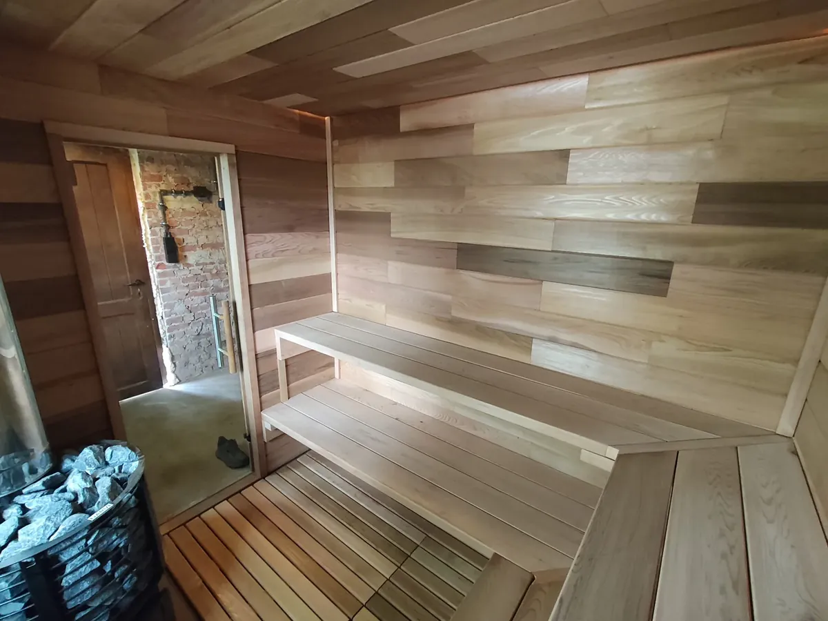 Espace sauna complet en région de Namur : cèdre rouge, poêle à bois, vestiaire et bassin — photo 3