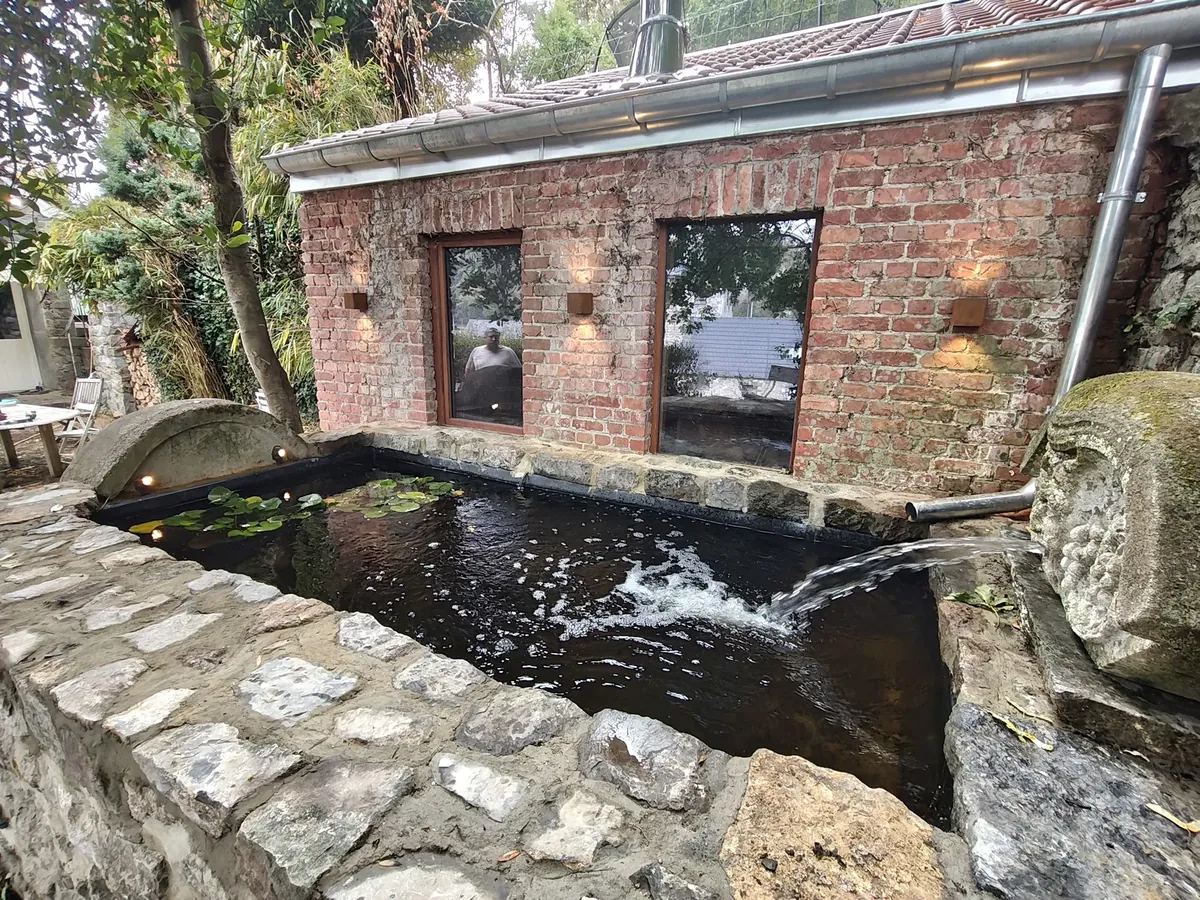 Espace sauna complet en région de Namur : cèdre rouge, poêle à bois, vestiaire et bassin — photo 4