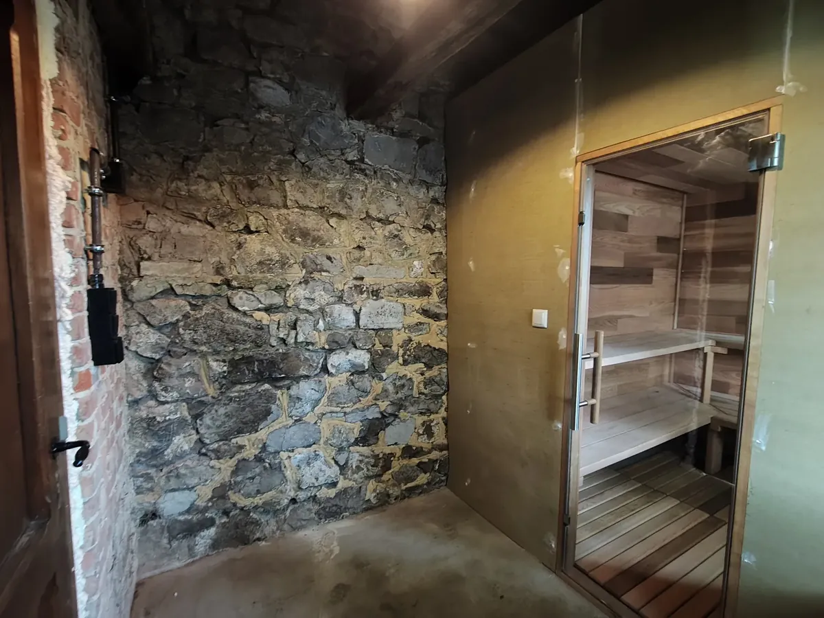 Espace sauna complet en région de Namur : cèdre rouge, poêle à bois, vestiaire et bassin — photo 6