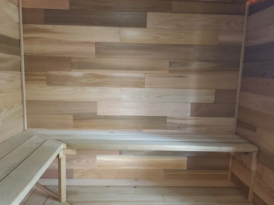 Espace sauna complet en région de Namur : cèdre rouge, poêle à bois, vestiaire et bassin — photo 7