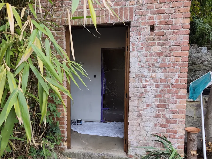 Espace sauna complet en région de Namur : cèdre rouge, poêle à bois, vestiaire et bassin — photo 8