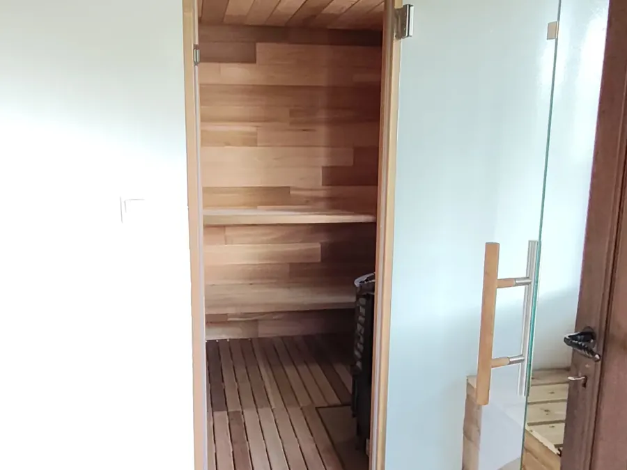 Espace sauna complet en région de Namur : cèdre rouge, poêle à bois, vestiaire et bassin — photo 9