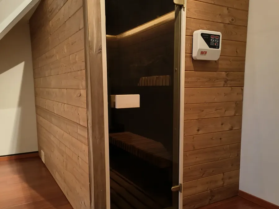 Sauna sur mesure sous combles à Visé, dans une chambre au toit en pente — photo 2
