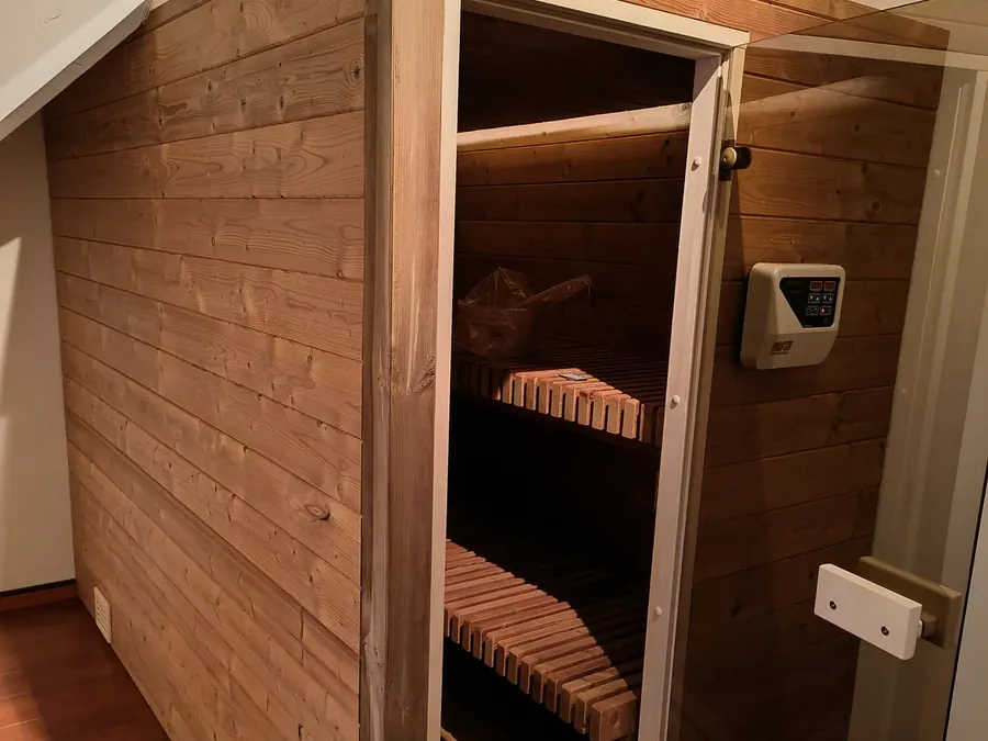 Sauna sur mesure sous combles à Visé, dans une chambre au toit en pente — photo 6